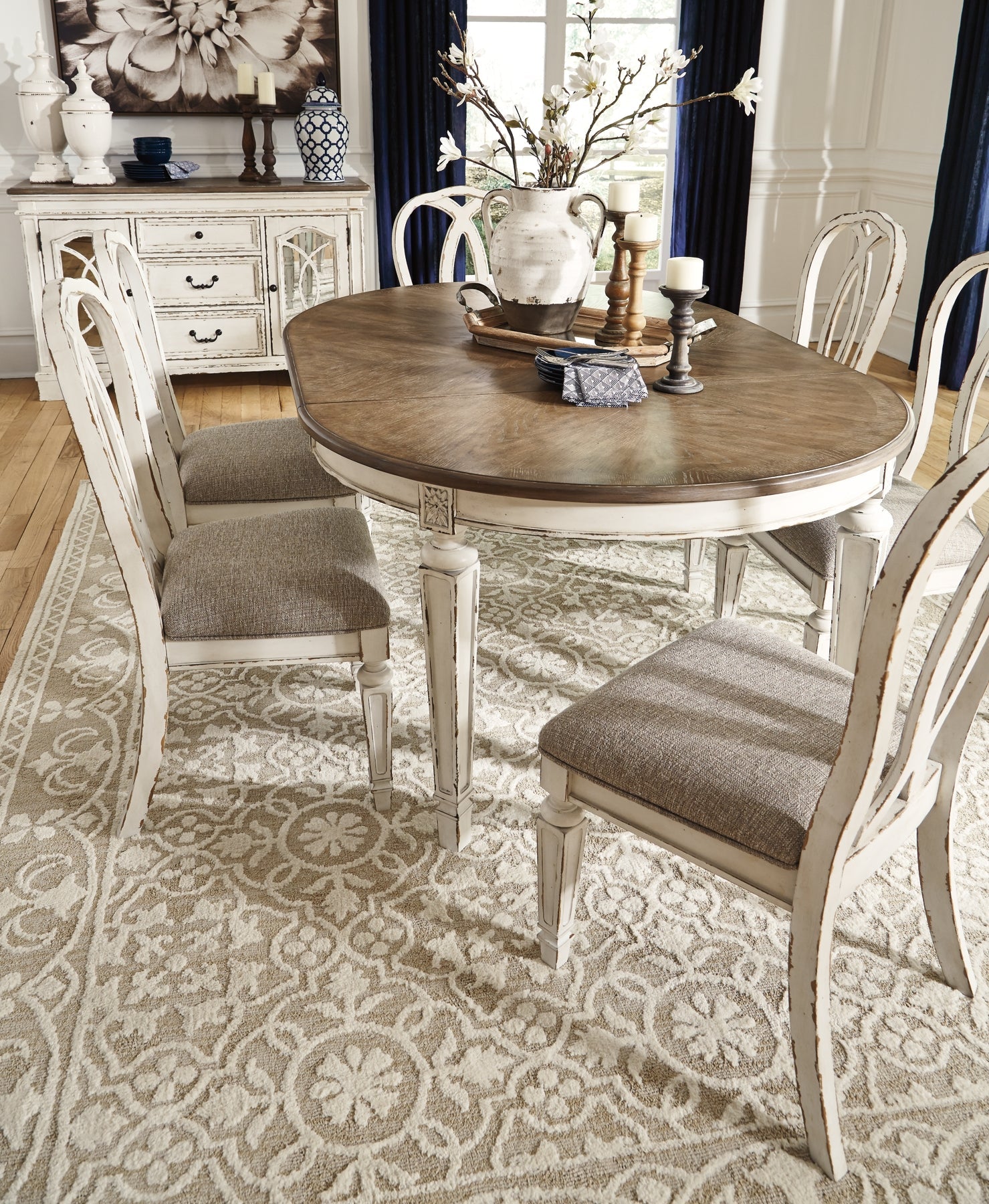 Realyn Upholstered Chair (Set of 2)