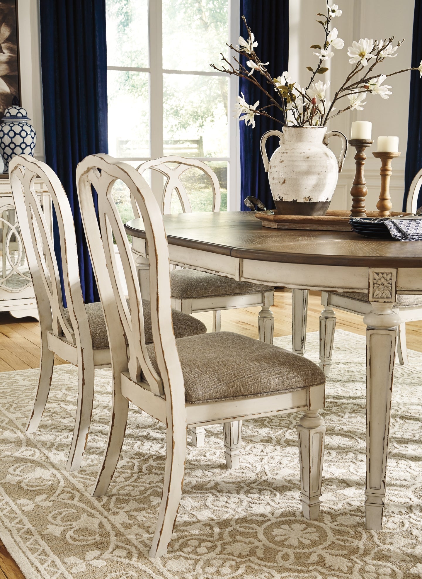 Realyn Upholstered Chair (Set of 2)