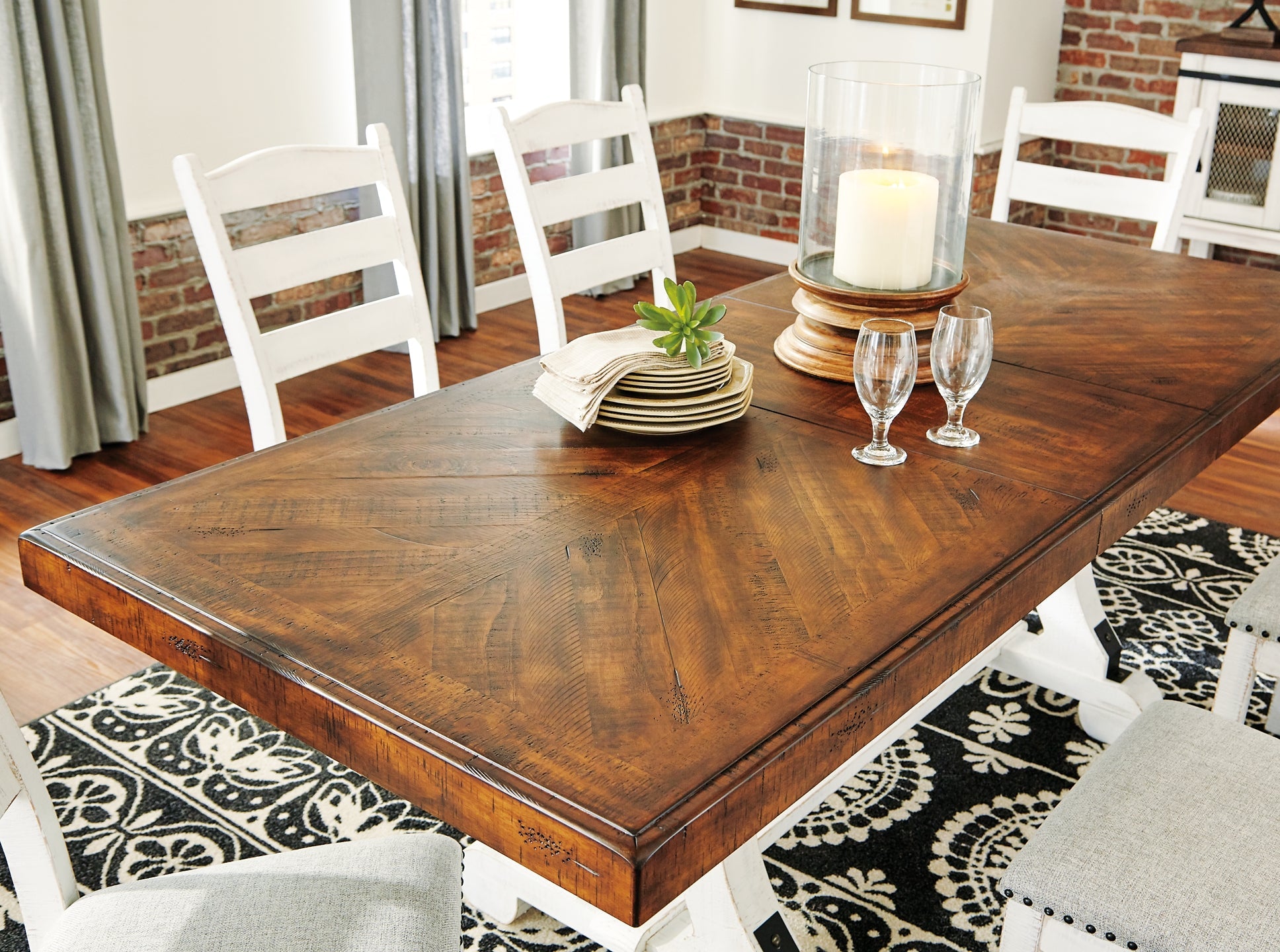 Valebeck Table