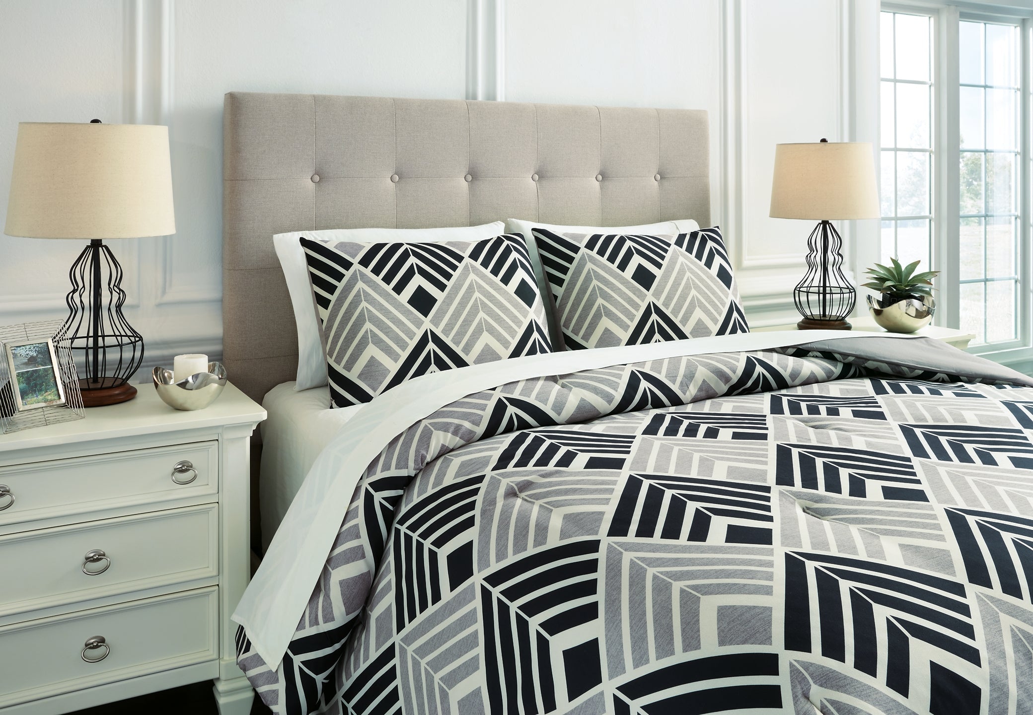 Ellowyn Queen Comforter Set