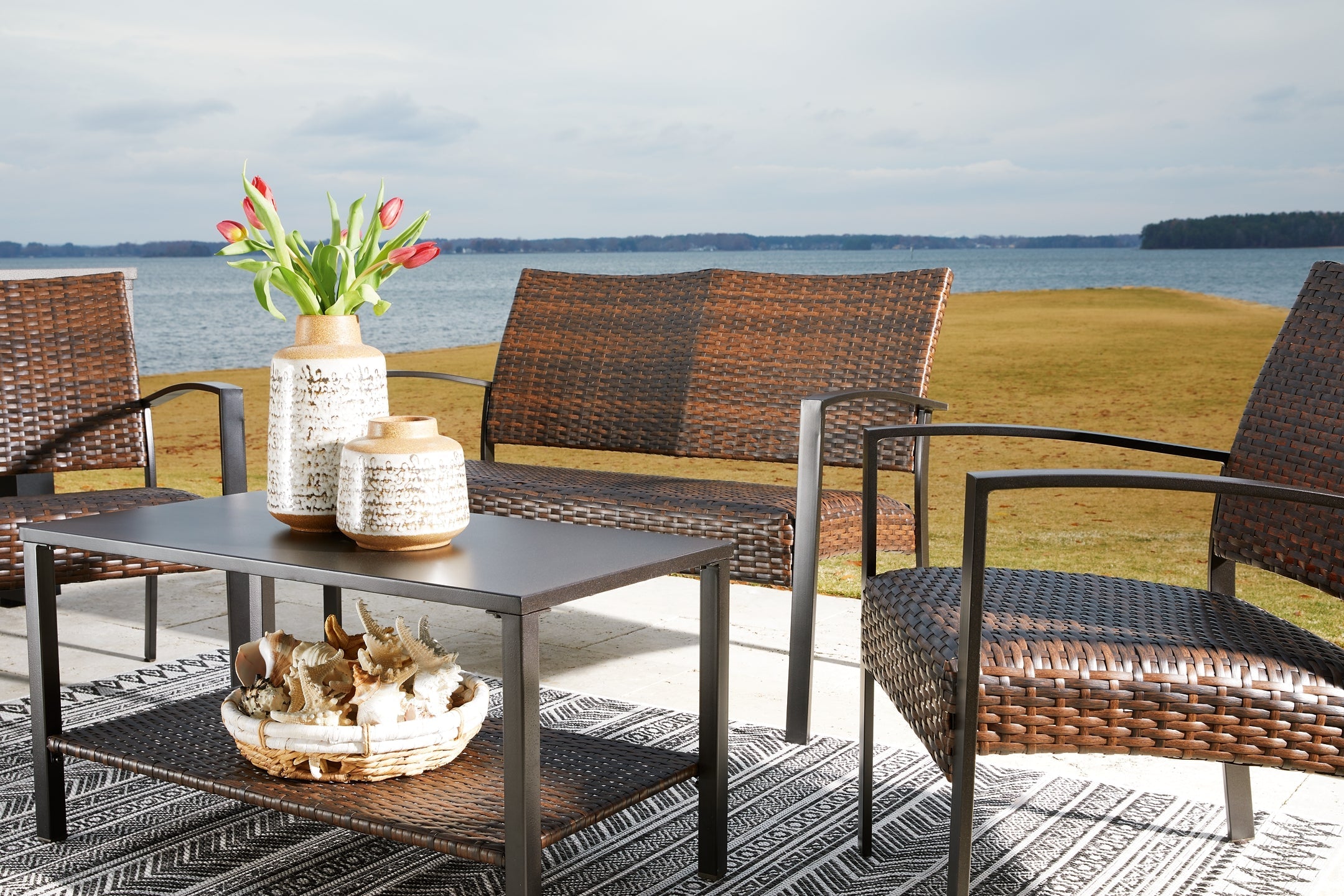 Zariyah Love/Chairs/Table Set (4/CN)