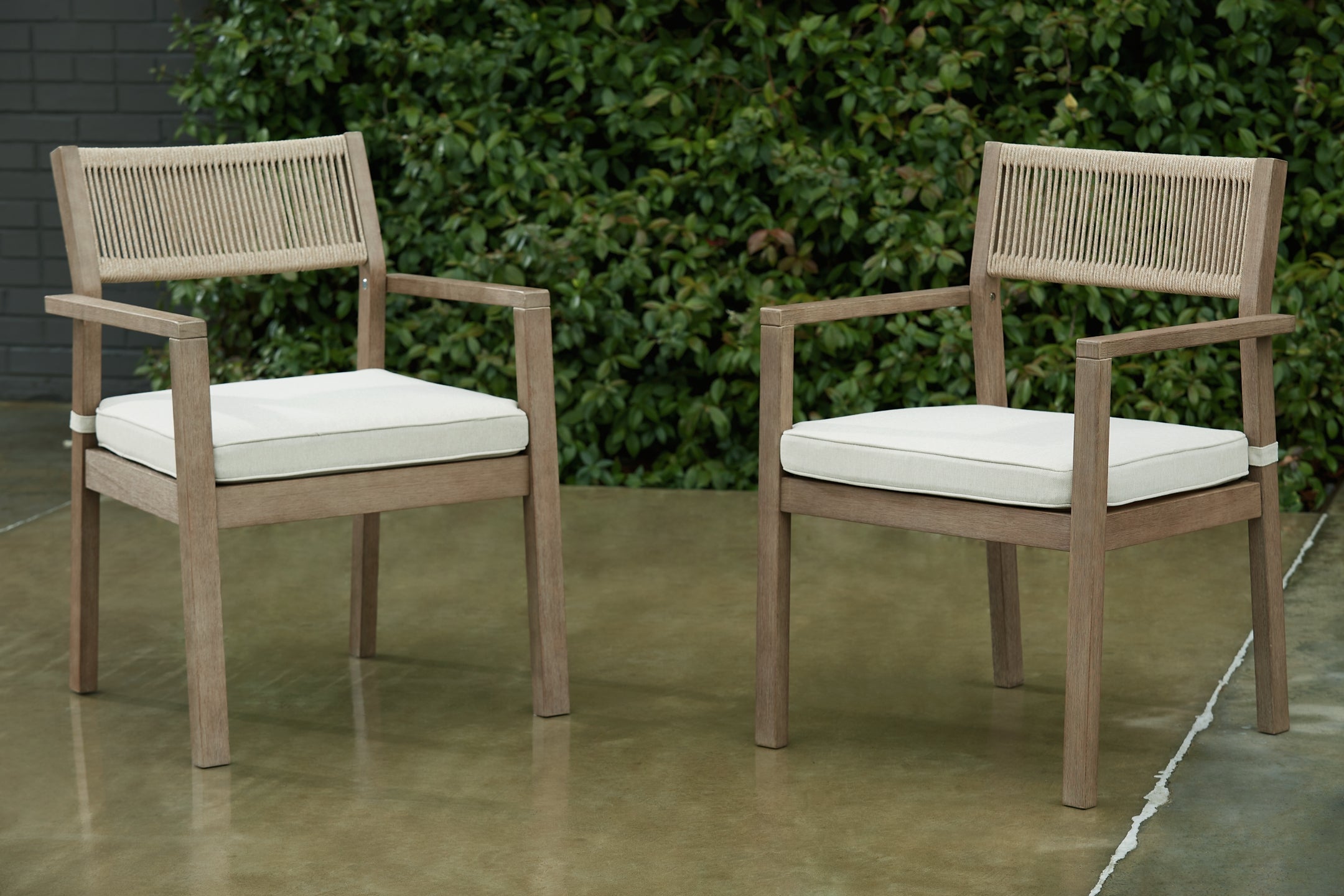 Aria Plains Arm Chair With Cushion (2/CN)